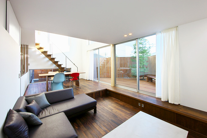 段差によって空間を仕切ったリビング