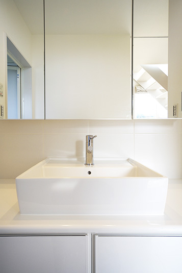 白で統一したシンプルな洗面