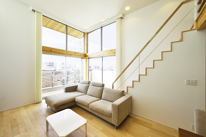 天井までの全面ガラス窓を備えたリビング