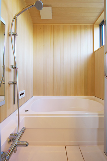 木の板張りに癒されるバスルーム