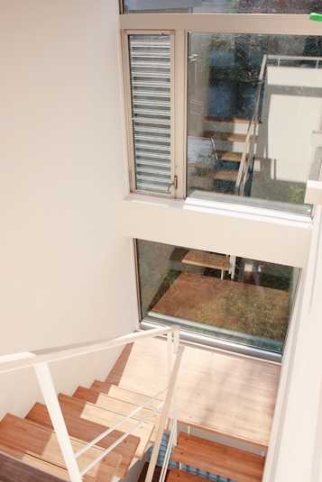 光が降り注ぐ階段室