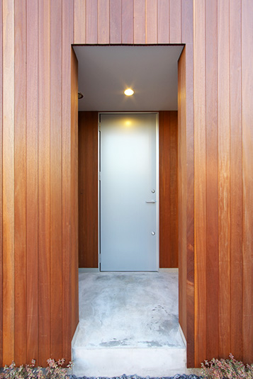 木目にシンプルなメタル系ドアがベストマッチ