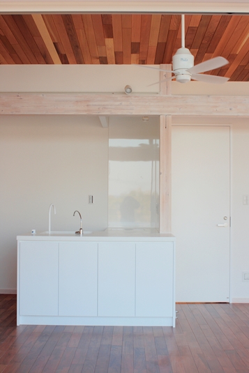 コンパクトなホワイトキッチン