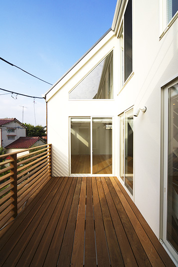 開放的なウッドデッキ