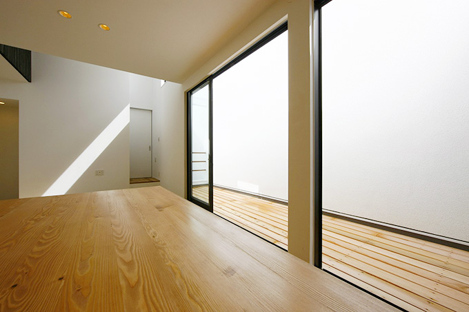 窓を開け放してインナーテラスと一体となる、開放的なリビング