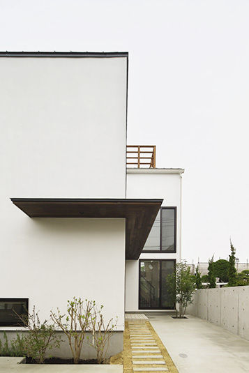 すっきり洗練されたモダンな玄関アプローチ