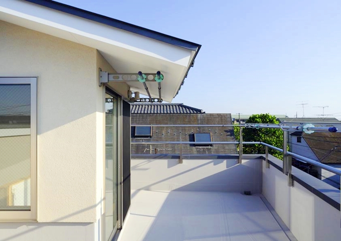 たっぷりと日差しが降り注ぐバルコニー