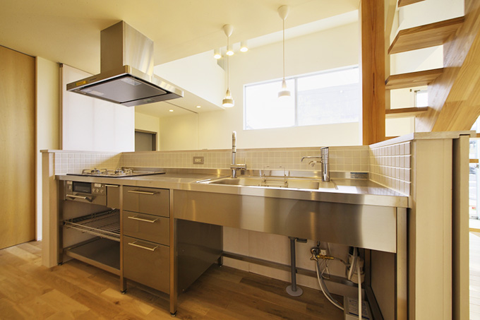 機能的でスタイリッシュなステンレスキッチン