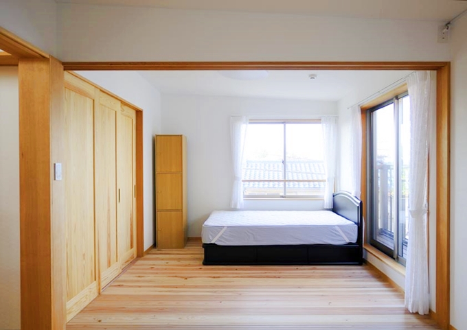 無垢材の手作り家具を置いた寝室