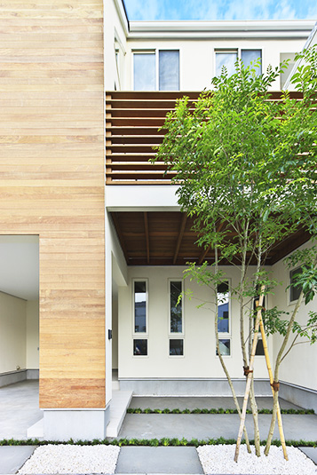 シンボルツリーが彩りを添えるナチュラルな雰囲気の外観