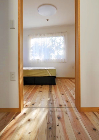 寝室へと続くスギ無垢フローリング
