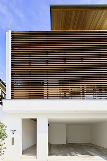 スタイリッシュかつプライバシーにも配慮した木製ルーバー