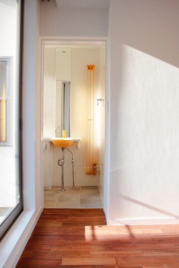 洗面室のアクセントカラーはビビットイエロー