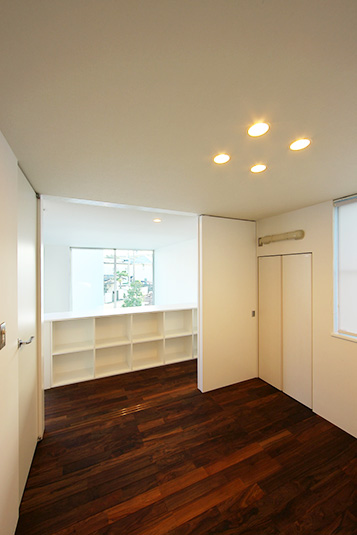 スライド扉を開けると家族の気配を感じる２Ｆ部屋