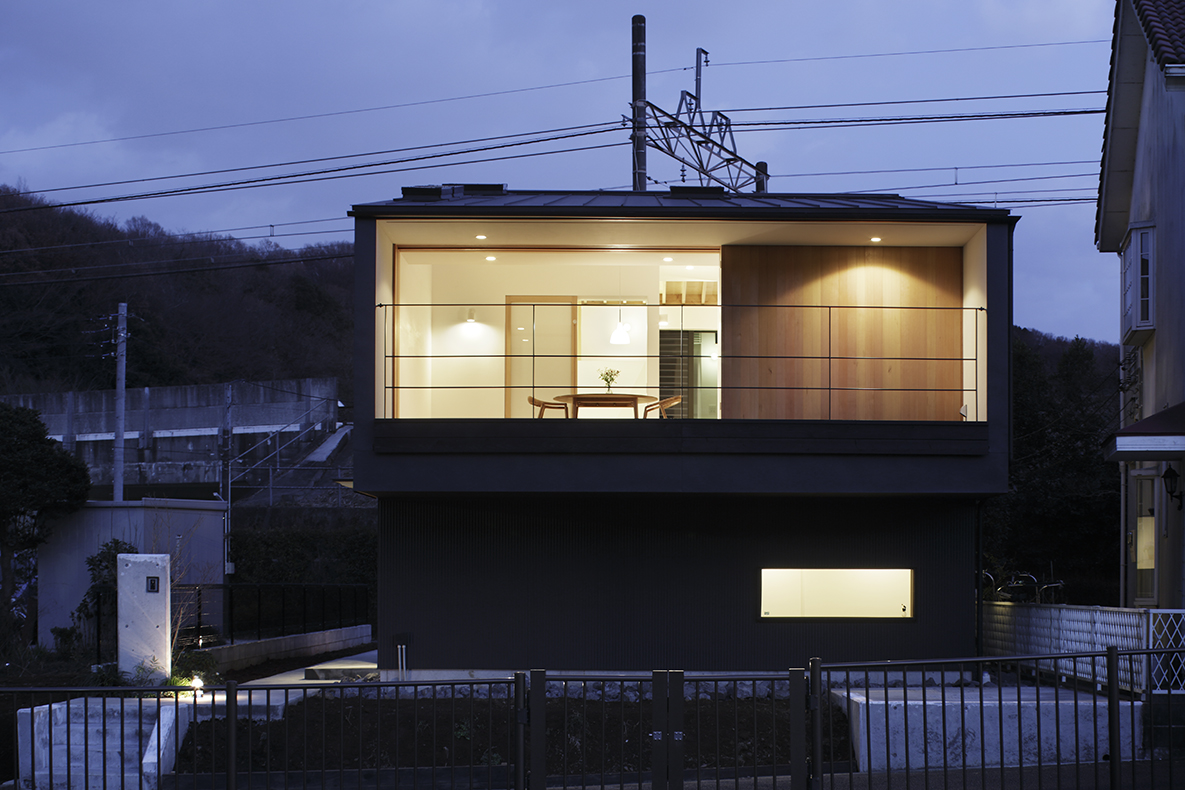 低く構えた落ち着きのある佇まい