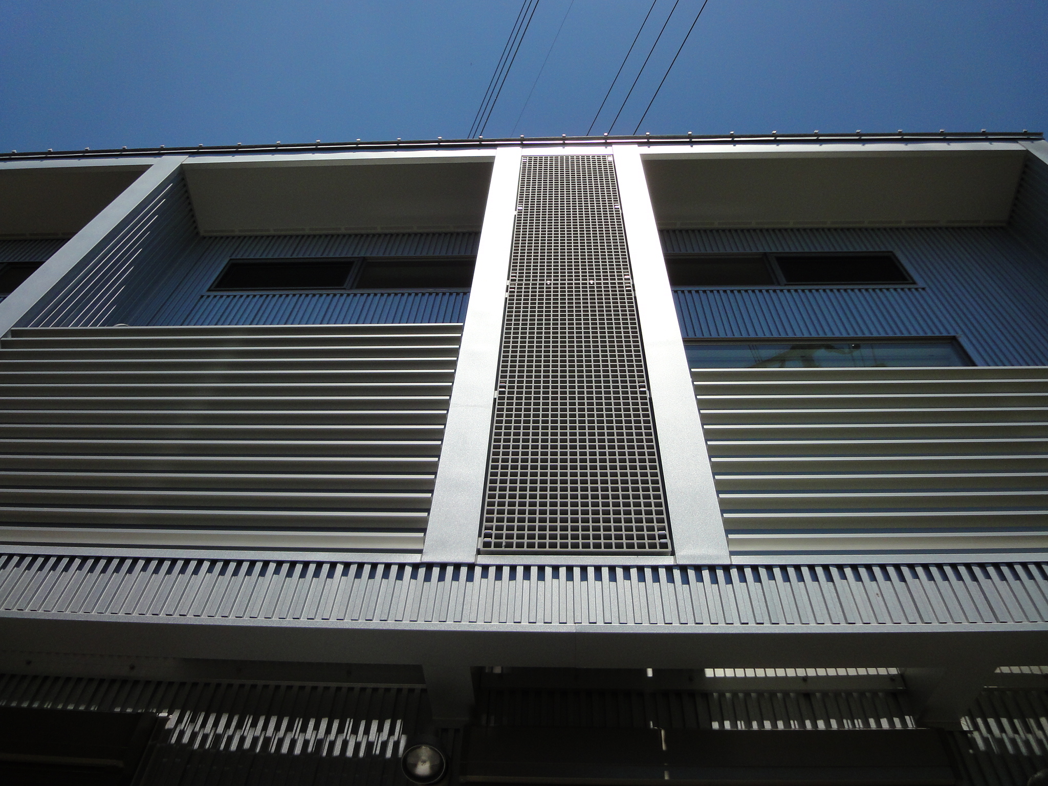 FRPグレーチング、アルミルーバーとガルバ外壁