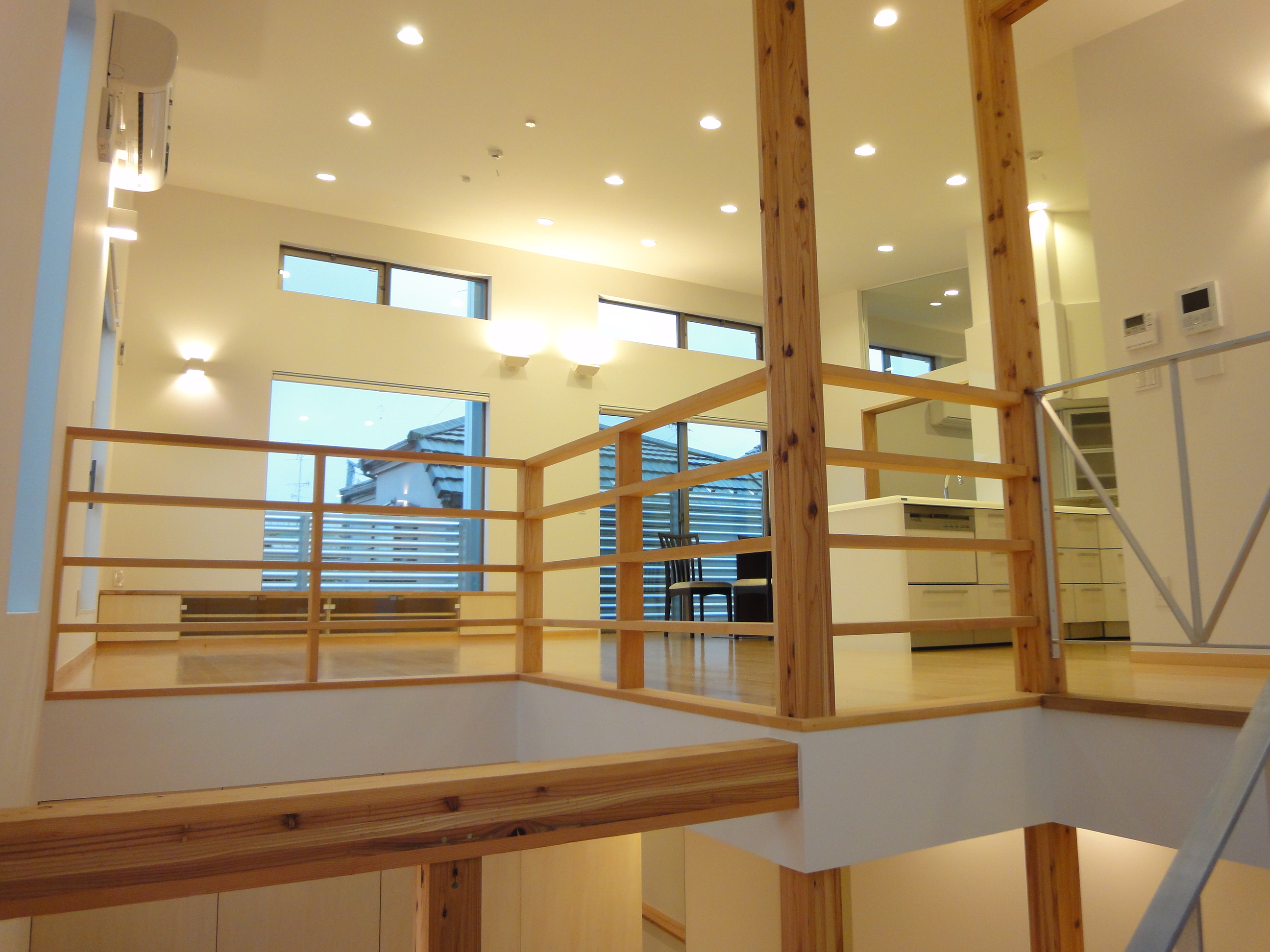 階段よりリビングを臨む