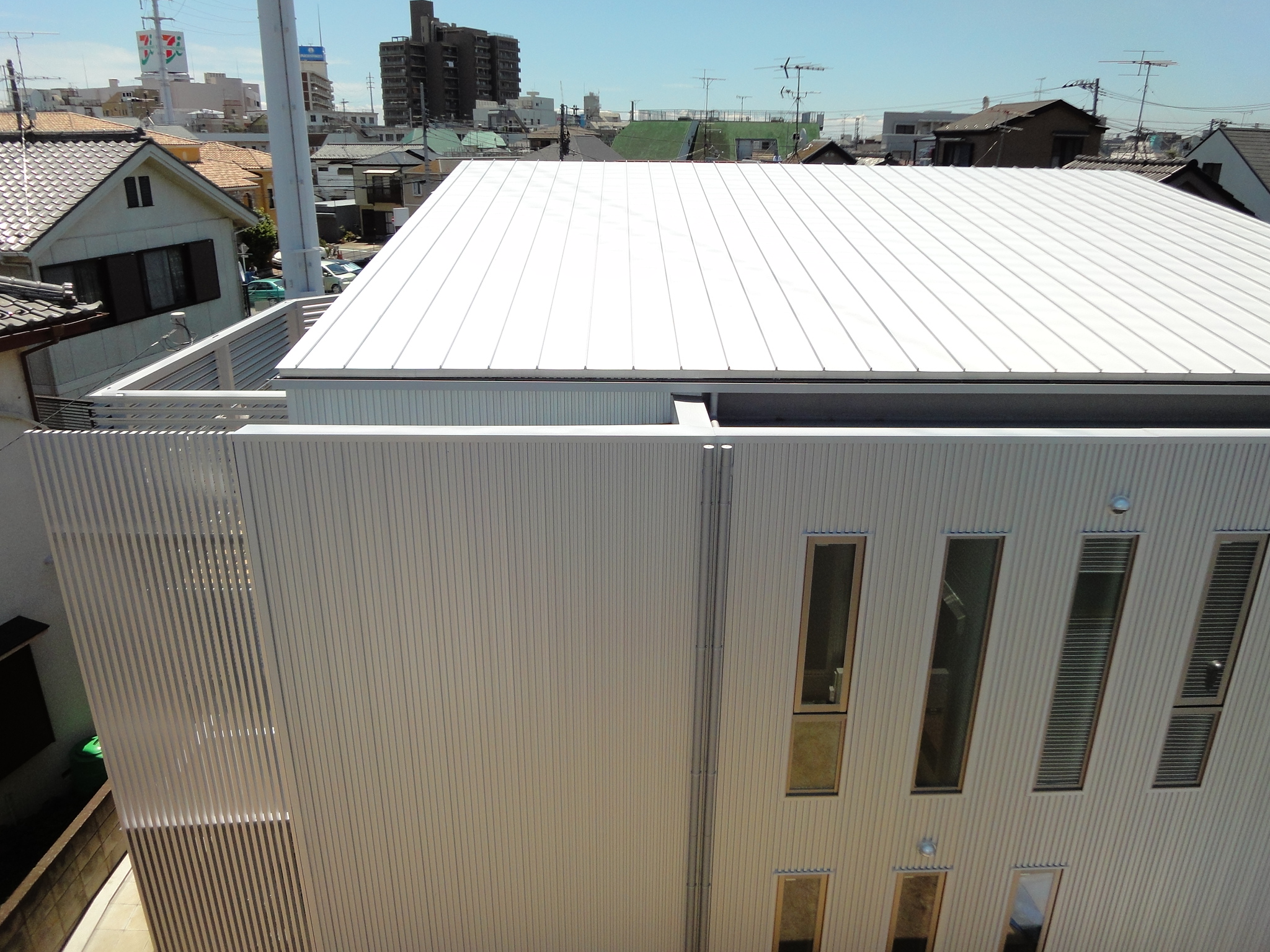 ガルバリウム鋼板屋根とフラットルーフ