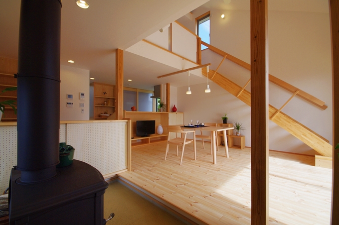 吹き抜けと一体のリビングダイニング