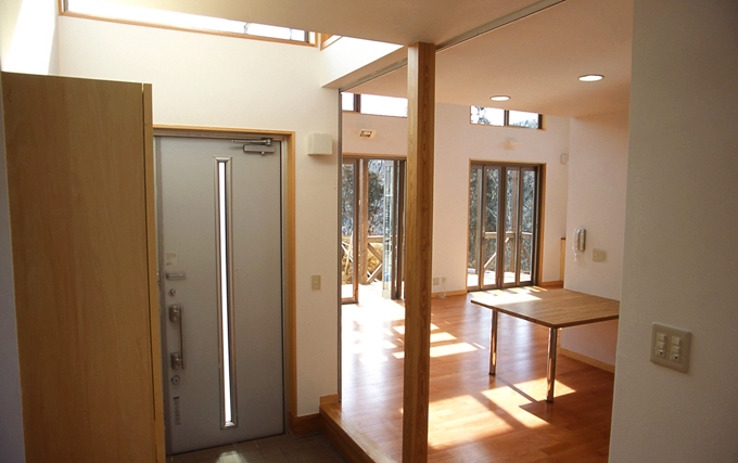 玄関=主婦コーナー=リビングと連担