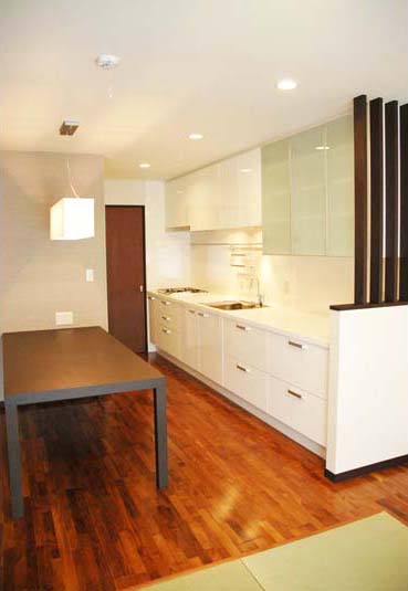 長さ4mのカウンタートップを実現したオーダーキッチン