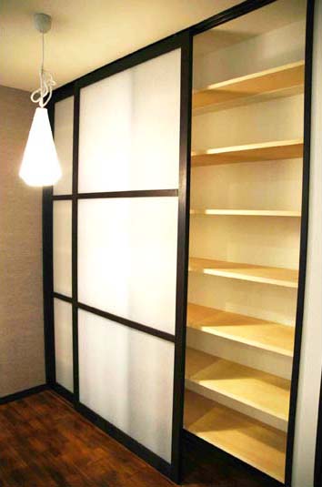 収納テクニック：　梁下を利用した引戸収納