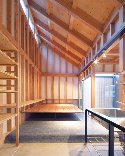 インナーテラスのようなダイニング（杉床の小上がり）。