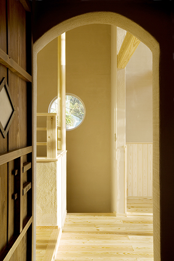 アーチ状の造作壁と丸窓