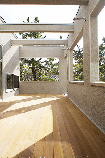 風景を切り取る柱が並ぶバルコニー