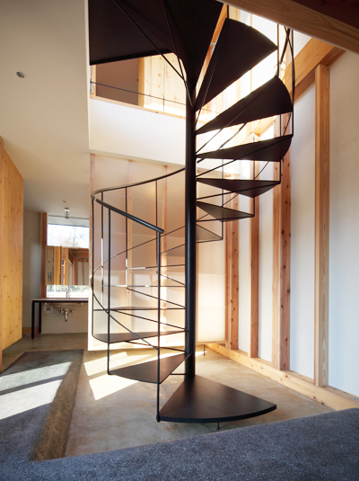 ２階に続く回り階段