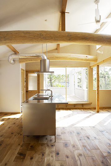 ハイサイドライトの光で明るい台所