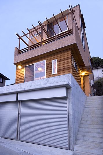 階数により素材の異なる外観