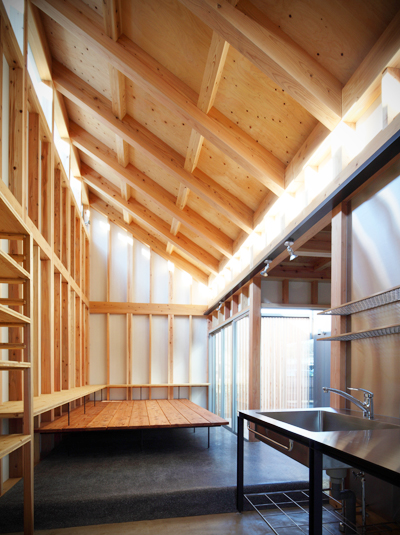 キッチンからの眺め（ハイサイドライトからの光）。