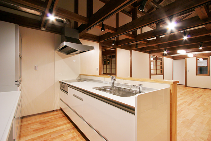 白でスッキリとしたモダンなキッチン