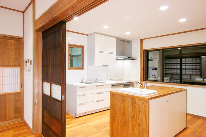 広いワークスペースのキッチン