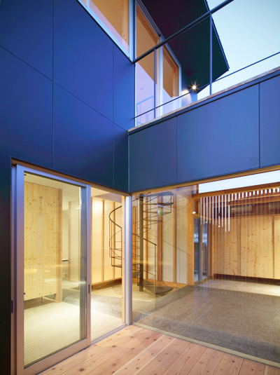 中庭を囲む大きな窓