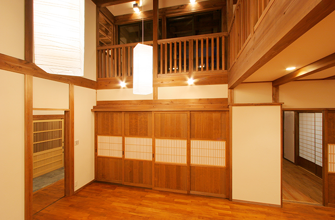 複数のライトで明るいリビング