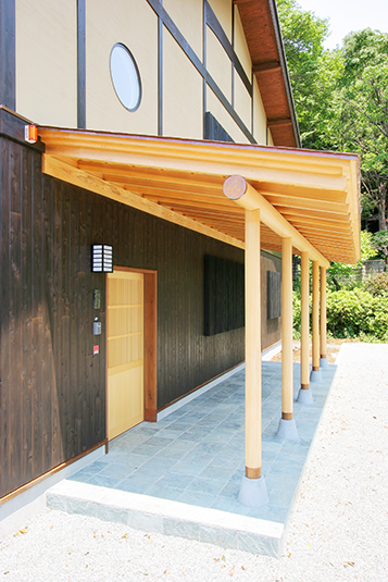 広々とした玄関先と庇