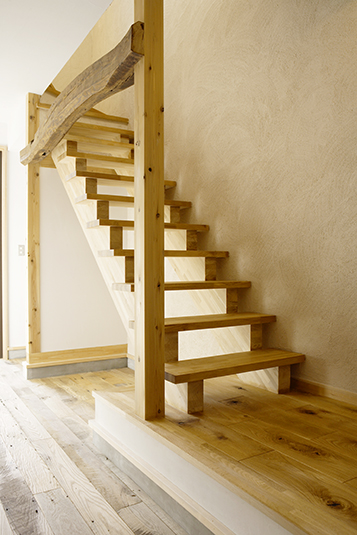 和風でナチュラルな階段