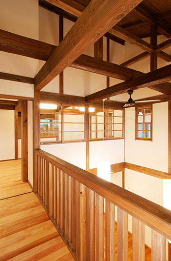 建具が交差する2階殻の眺め
