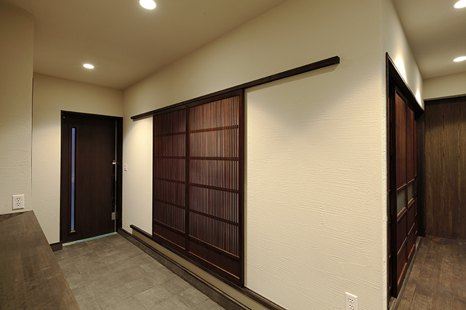 建具のコントラストがシックな室内