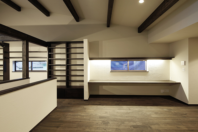 間接照明が優しく照らすリビング