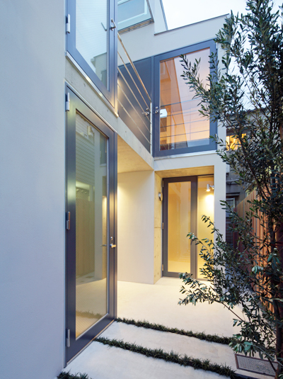 間接照明で夜も明るい光が灯る玄関