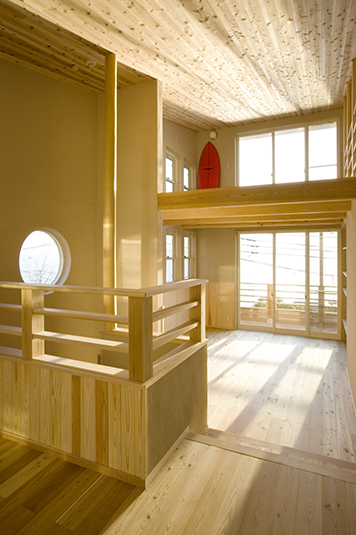 光が木材に反射して明るいリビング