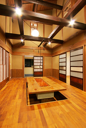 モダンな掘り炬燵のあるリビング