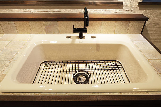 半円アーチ状の水栓がお洒落な洗面台