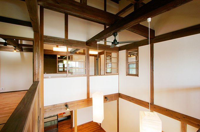 吹き抜け上部の梁からおりる照明