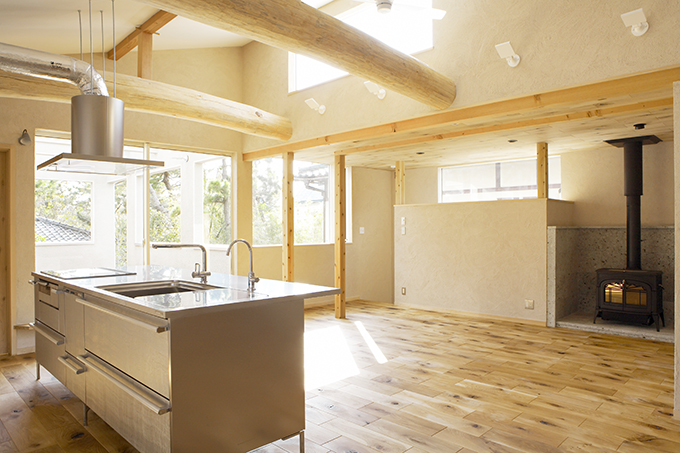 多方面から光の差す明るいキッチン