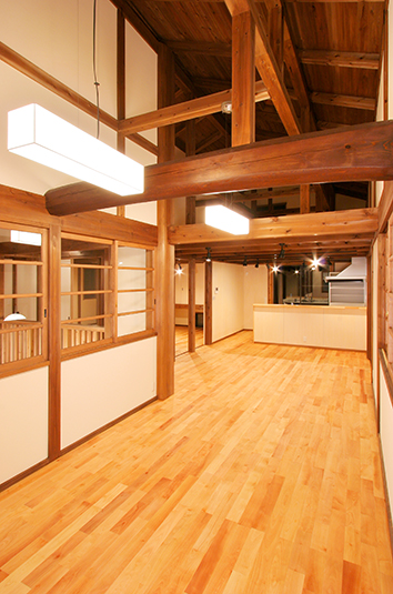 吹き抜けと十分な奥行きの開放的なキッチン