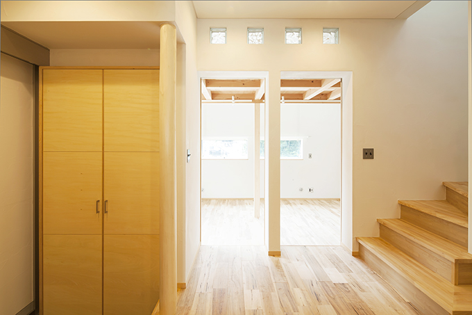 モザイクガラスの小窓がアクセント